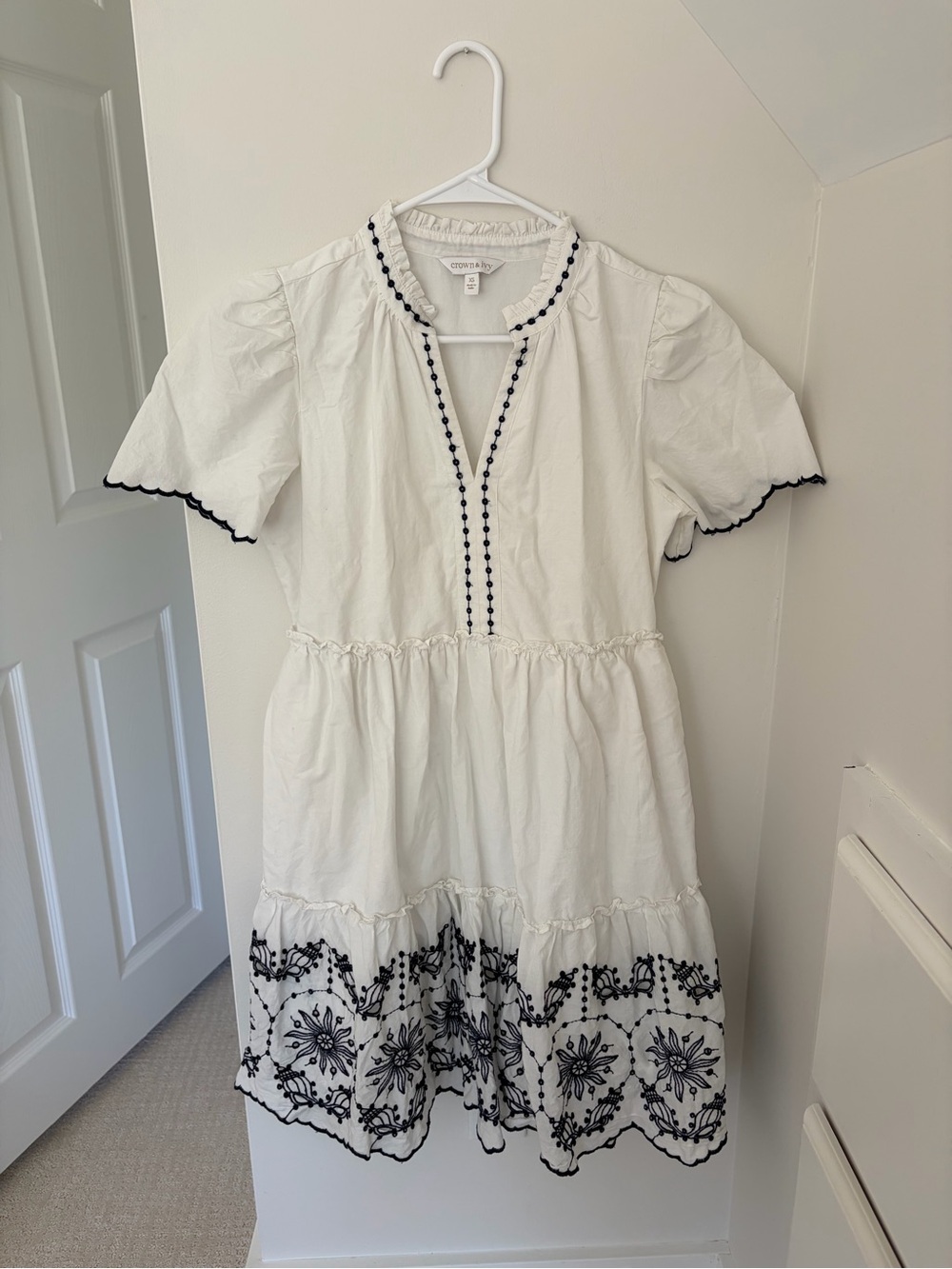 crown & ivy White Dress with Navy Embroidered Hem XS 100% Cotton